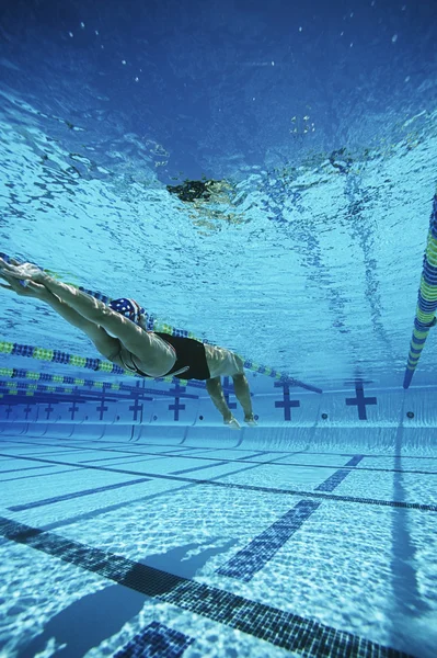 Donna che nuota in piscina — Foto Stock