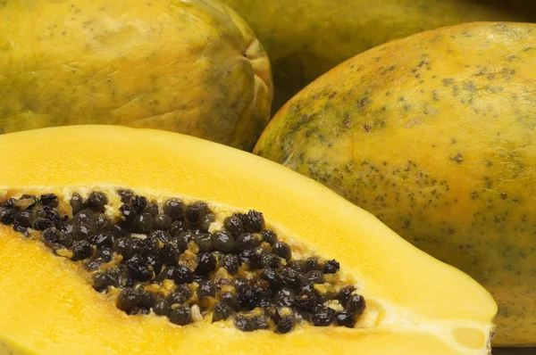 Papaya en rodajas con semillas — Foto de Stock