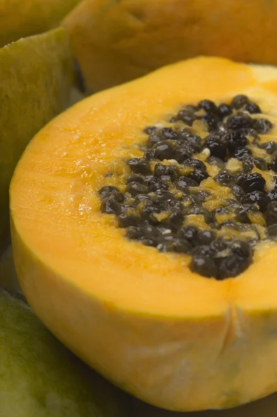 Saftige Papaya mit Samen — Stockfoto