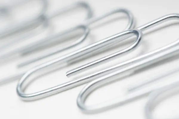 Rij van stalen paperclips — Stockfoto