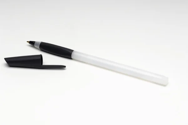 Izolované kuličkové pero s víčkem — Stock fotografie