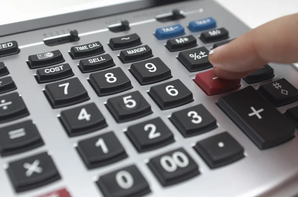 Vinger met behulp van calculator — Stockfoto