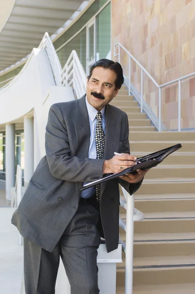 Businessman Holding Organizzatore giornaliero — Foto Stock