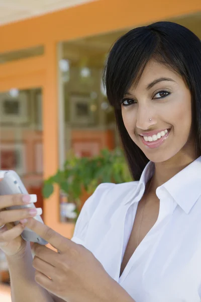Affärskvinna SMS på mobiltelefon — Stockfoto
