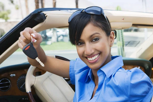 Femme d'affaires montrant de nouvelles clés de voiture — Photo