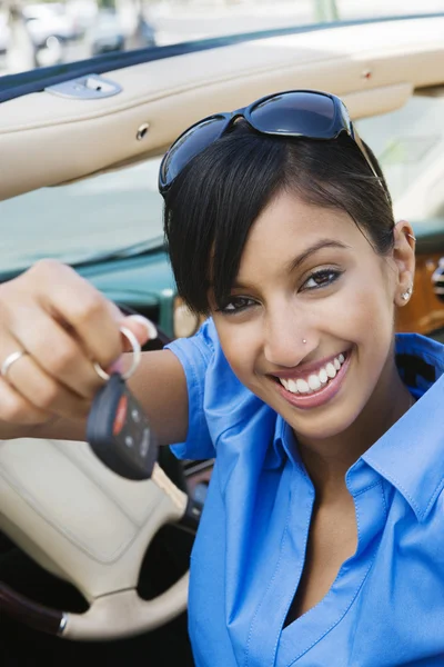 Ung affärskvinna visar nya bilnycklar — Stockfoto