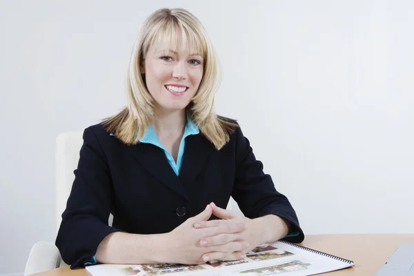 Female Estate Agent With Building Models — Stock Photo, Image