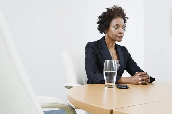 Mujer de negocios sentada en la mesa en la oficina — Foto de Stock