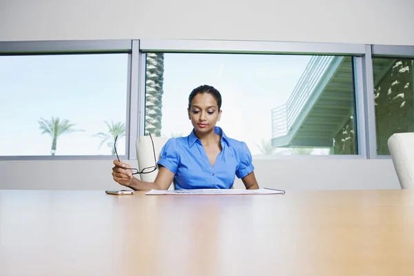 Onroerende goederenagent kijken bouwen modellen — Stockfoto