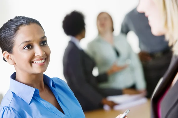 Donne d'affari che comunicano tra loro — Foto Stock