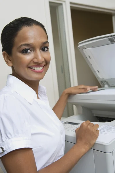 Geschäftsfrau benutzt Faxgerät im Büro — Stockfoto