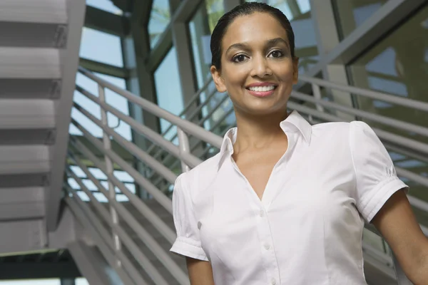 Schöne indische Frau lächelt — Stockfoto