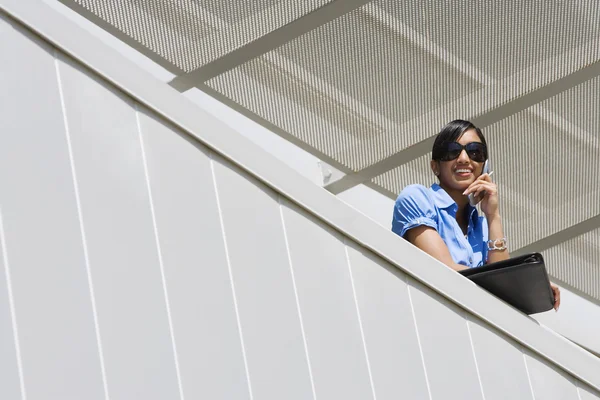 Glad affärskvinna på samtal i office balkong — Stockfoto