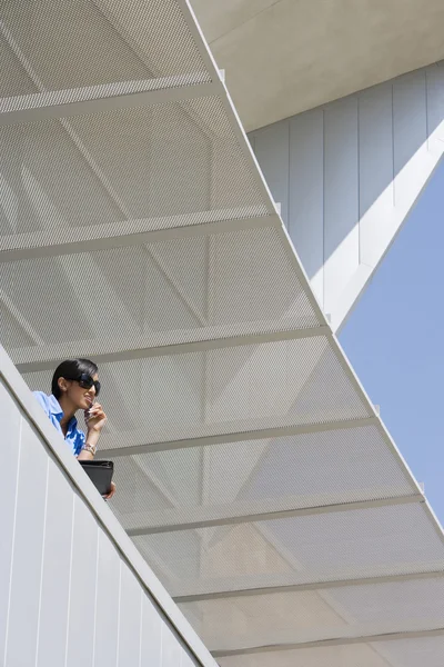 Podnikatelka komunikace na mobilním telefonu v úřadu balkon — Stock fotografie