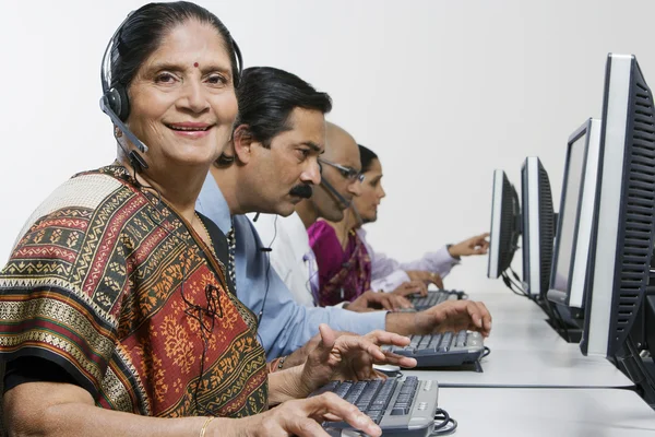 Kobieta klienta usługi operatora w sari z kolegami z biura — Zdjęcie stockowe