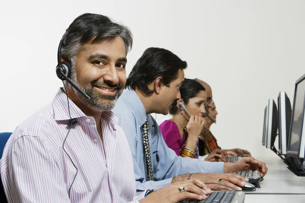 Klant servicemedewerkers in callcenter — Stockfoto