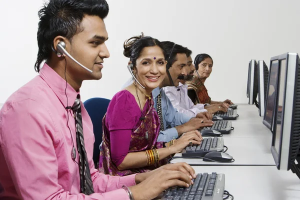 Call center-medarbetare som arbetar på kontoret — Stockfoto