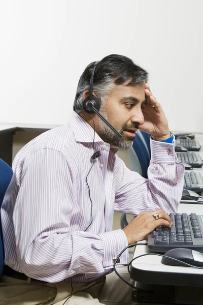 Müder Kundendienstmitarbeiter auf Abruf — Stockfoto