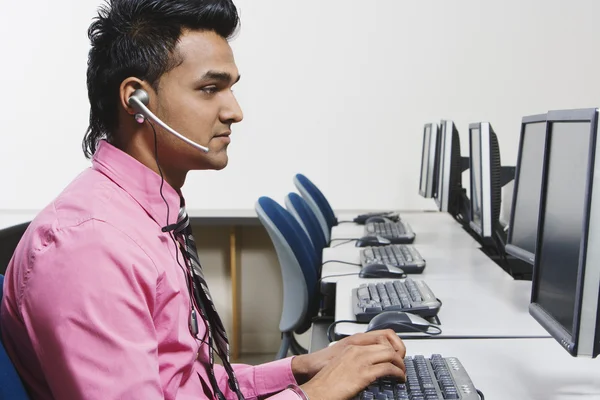 Operador de servicio al cliente masculino que trabaja en oficina — Foto de Stock