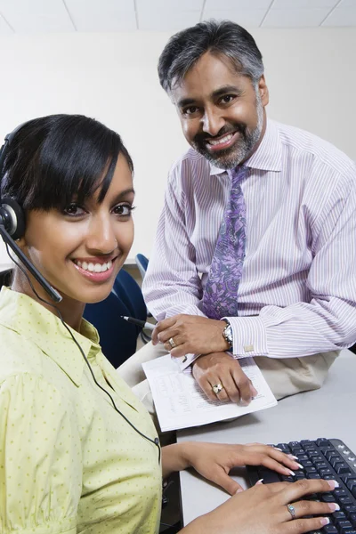 Happy Call Center Empleados trabajando juntos — Foto de Stock