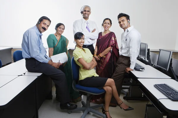 Happy Call Center Empleados sonriendo juntos —  Fotos de Stock