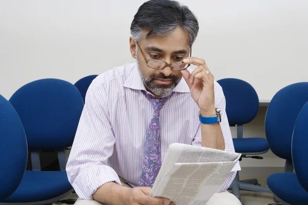 Empresário lendo jornal — Fotografia de Stock