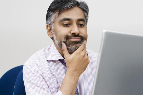 Homem de negócios usando laptop — Fotografia de Stock