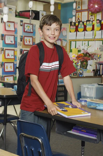 Pojken står i klassrummet — Stockfoto