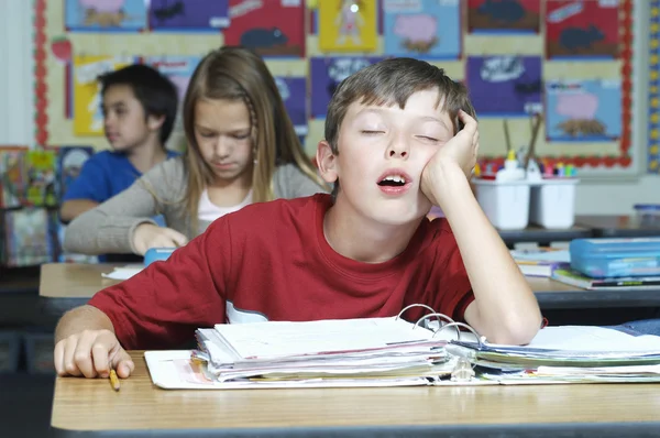 Junge schläft im Klassenzimmer — Stockfoto