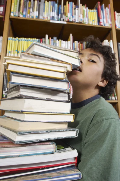 Rapaz carregando livros — Fotografia de Stock