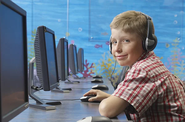 Jongen met behulp van computer in lab — Stockfoto