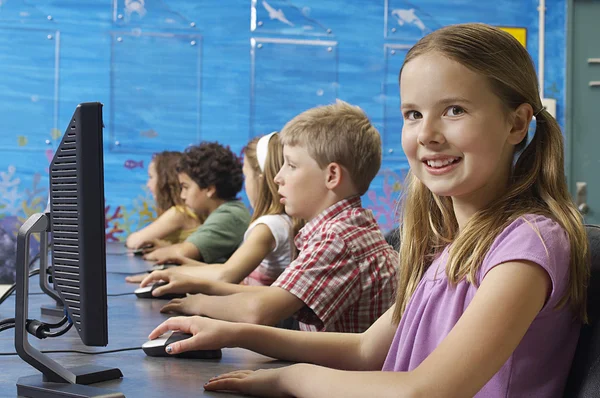 Leuk meisje met behulp van computer — Stockfoto