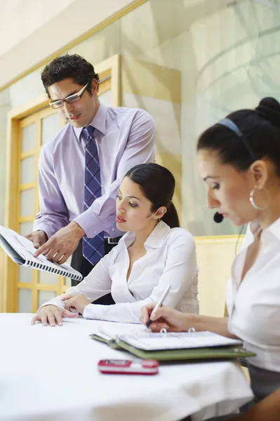 Colleghi in riunione di lavoro — Foto Stock