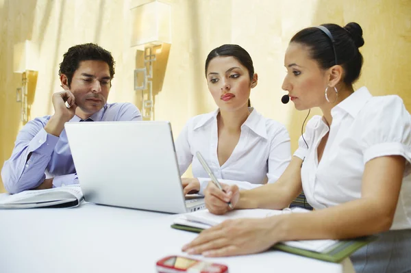 Negócios usando laptop juntos — Fotografia de Stock