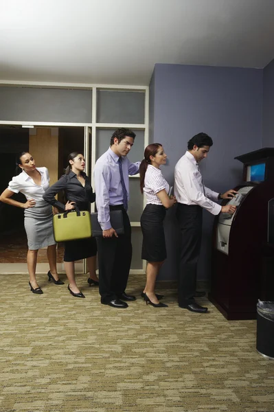 Business Queuing au distributeur automatique — Photo