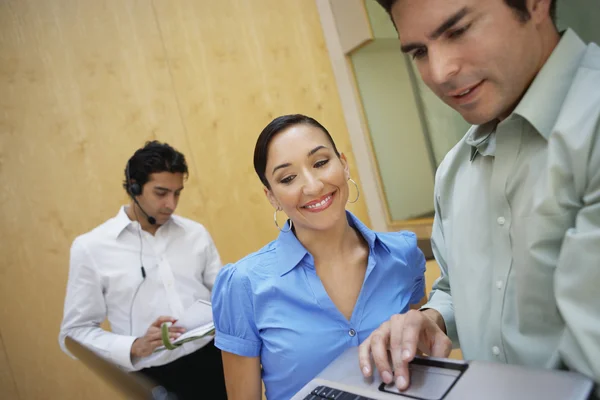 Compañeros de negocios trabajando en oficina — Foto de Stock