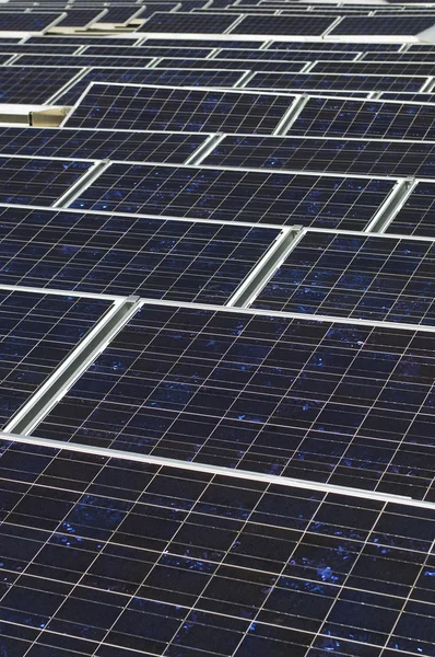 Array van fotovoltaïsche panelen — Stockfoto