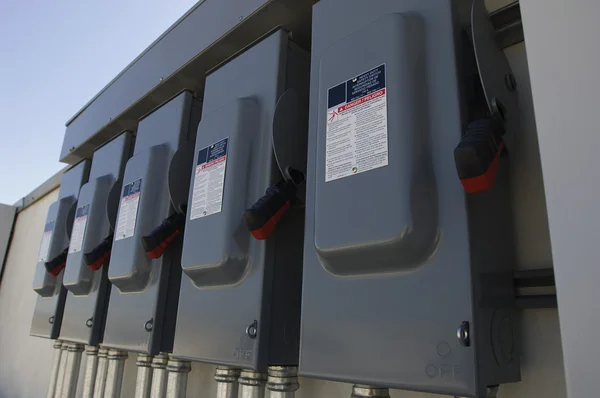 Cajas de interruptores eléctricos en planta de energía solar —  Fotos de Stock