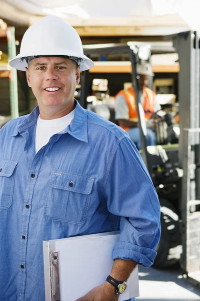 Männlicher Industriearbeiter mit Klemmbrett — Stockfoto