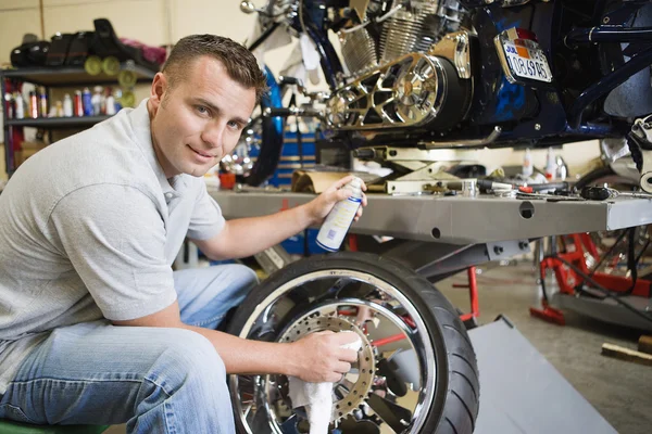 Mechaniker arbeitet an einem Reifen — Stockfoto