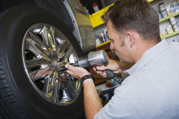 Mechanic vaststelling bouten met elektronische schroef fitter — Stockfoto