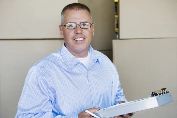 Homem segurando Clipboard — Fotografia de Stock