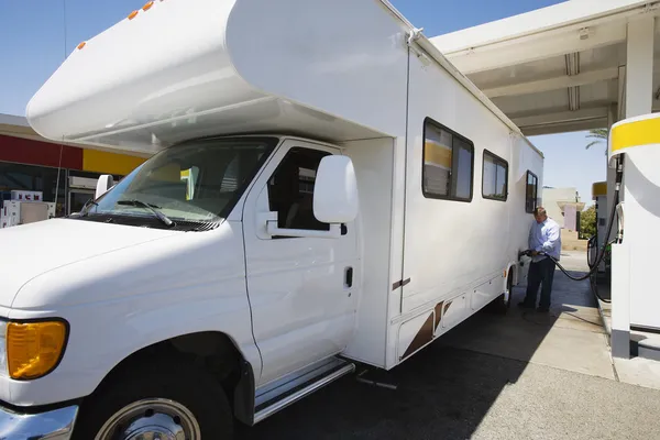 Homem Reabastecendo RV — Fotografia de Stock