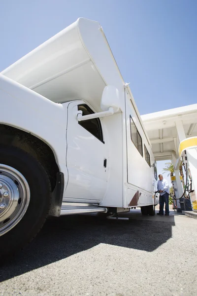 Man tanken rv — Stockfoto