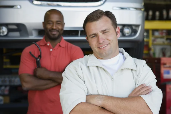 Due uomini in un negozio di auto — Foto Stock