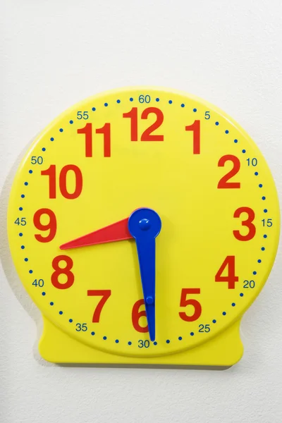 Horloge d'enseignement du temps jaune — Photo