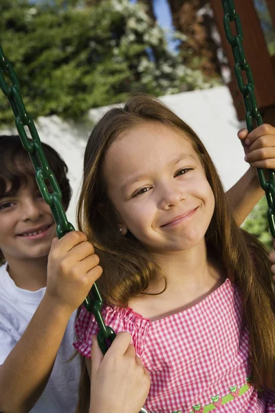 Jongen swingende meisje — Stockfoto