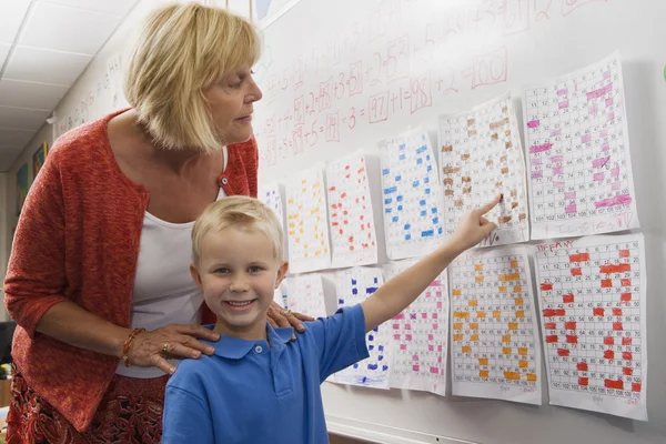 Kleine jongen een kalenderdatum voor leraar te wijzen — Stockfoto
