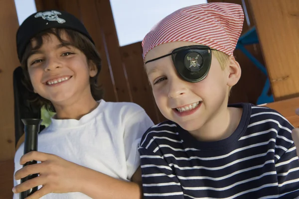 Piccoli ragazzi che giocano a pirata — Foto Stock