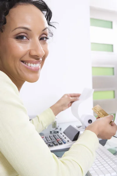 Vrouw berekening van Financiën — Stockfoto